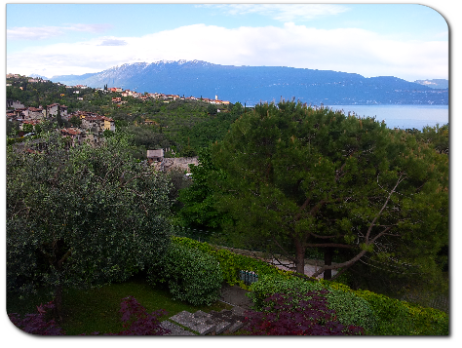 Panorama sul lago, dalla terrazza della casa. Vista da giardinetto e ingresso della casa